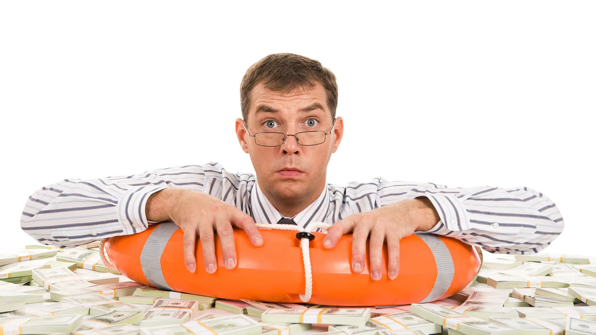 Executivo segura boia salva-vidas sobre pilha de dinheiro em fundo branco, simbolizando proteção de marcas durante crises