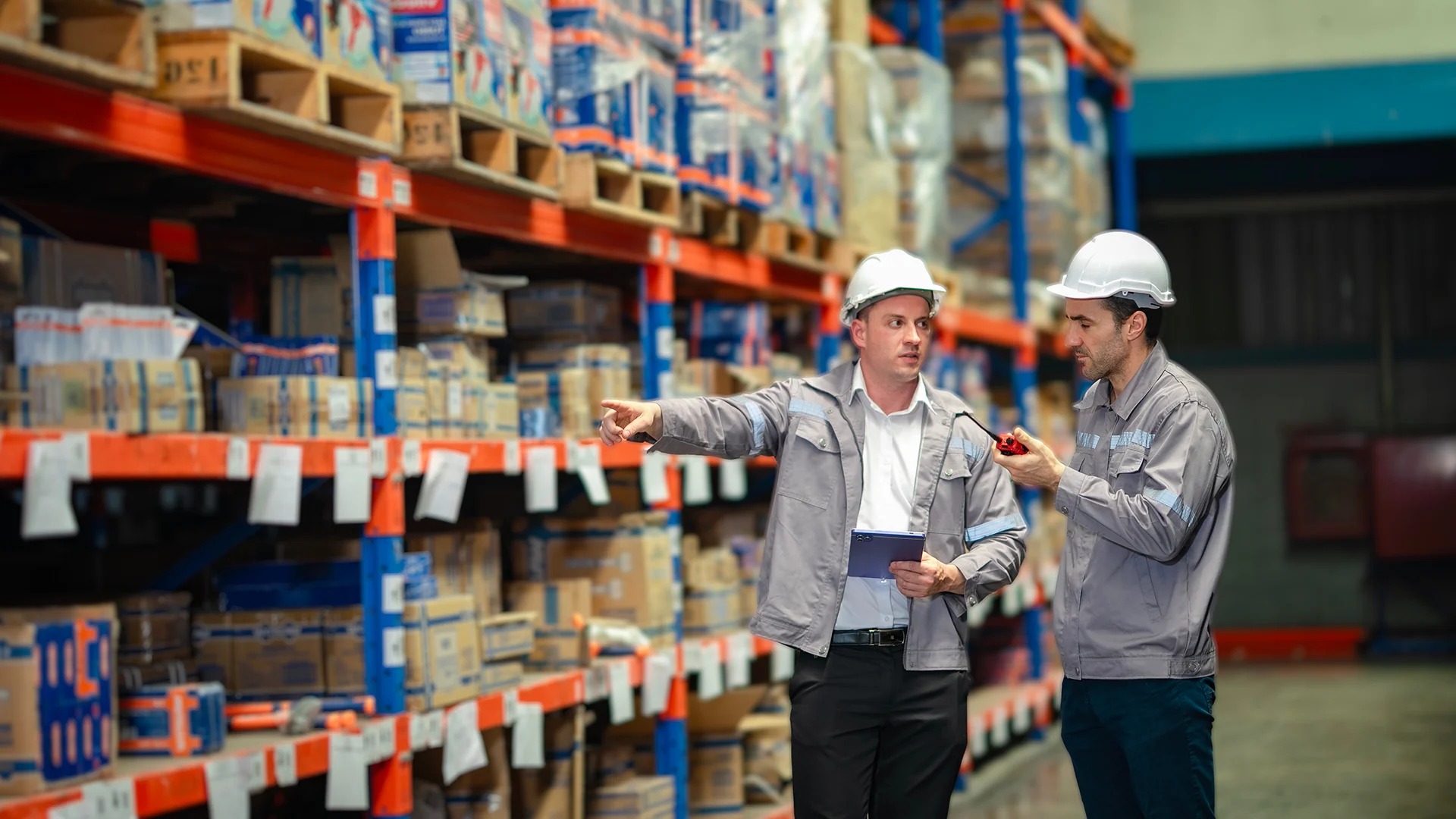 Profissionais em ambiente logístico discutindo estratégias, representando colaboração e organização em vídeo corporativo no B2B.