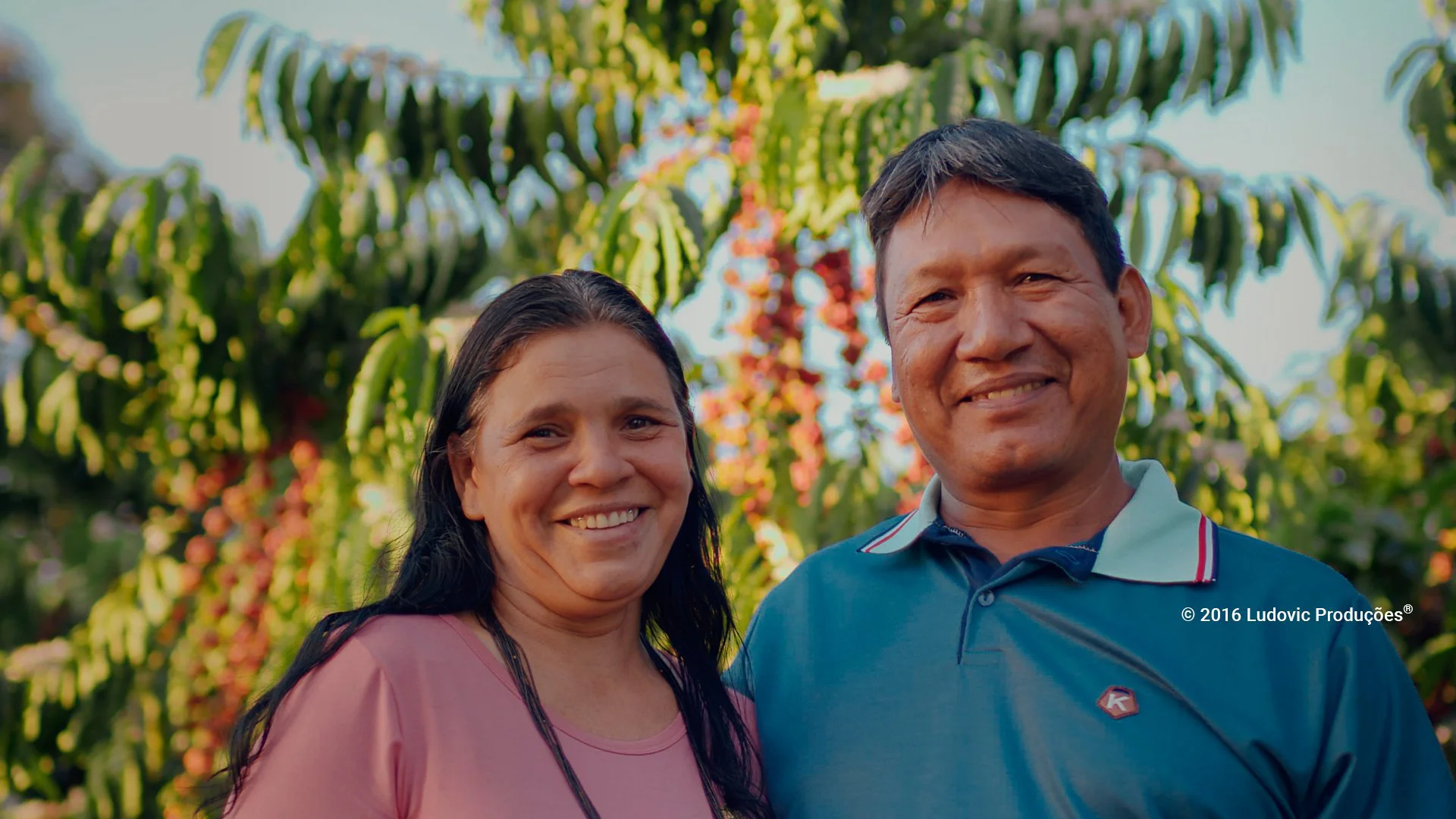 Casal de cafeicultores em plantação em Rondônia, simbolizando conexão com a floresta e protagonismo comunitário em websérie.