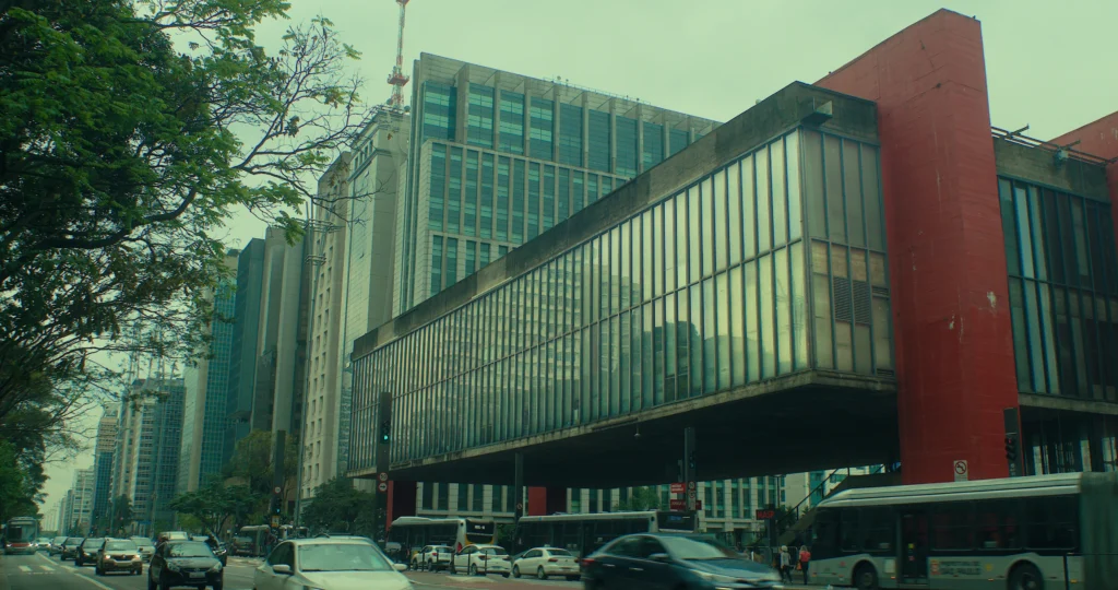 Cena do documentário “Duhigó no MASP”, filmada nas locações internas e externas do Museu de Arte de São Paulo.
