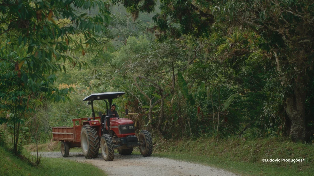 Trator em ação em projeto de reflorestamento ESG da Iniciativa Verde, integrando tecnologia agrícola à sustentabilidade ambiental.
